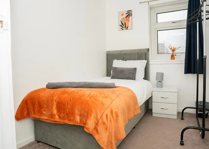 Stylish 3 Bed House With Free Parking