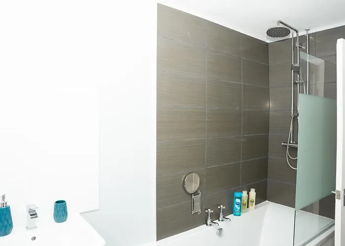 Stylish 3 Bed House With Free Parking Leeds (West Yorkshire)