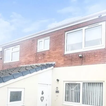 Stylish 3 Bed House With Free Parking *