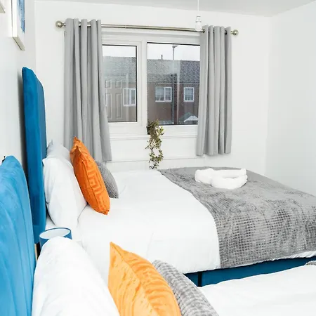 Holiday home Stylish 3 Bed House With Free Parking *