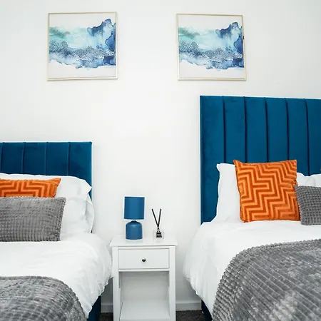 Stylish 3 Bed House With Free Parking *