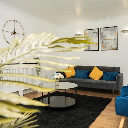 Stylish 3 Bed House With Free Parking Holiday home