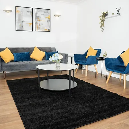 Stylish 3 Bed House With Free Parking *