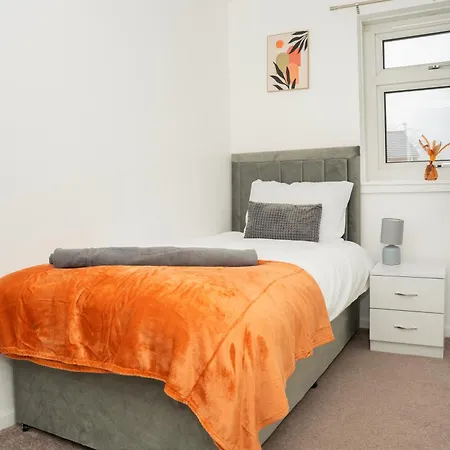 Stylish 3 Bed House With Free Parking