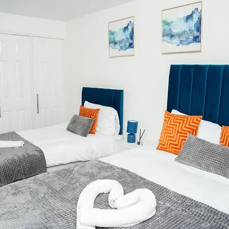 Stylish 3 Bed House With Free Parking 度假居 *