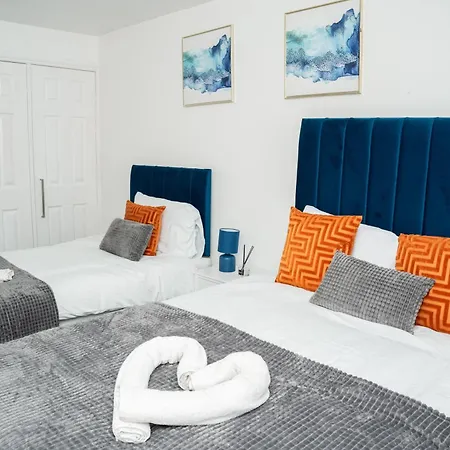 Stylish 3 Bed House With Free Parking * Leeds (West Yorkshire)