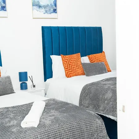 Stylish 3 Bed House With Free Parking 利兹