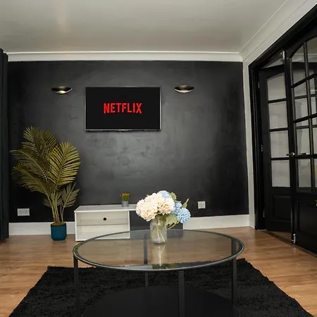 Stylish 3 Bed House With Free Parking 度假居