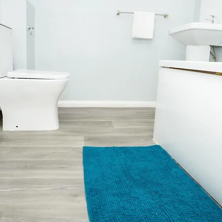 Stylish 3 Bed House With Free Parking Holiday home