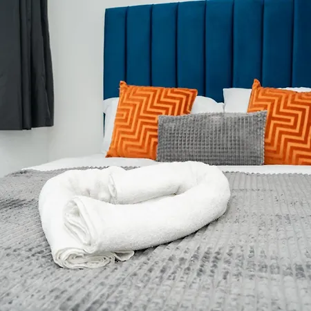 Stylish 3 Bed House With Free Parking *