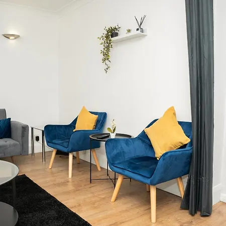 Stylish 3 Bed House With Free Parking Holiday home *