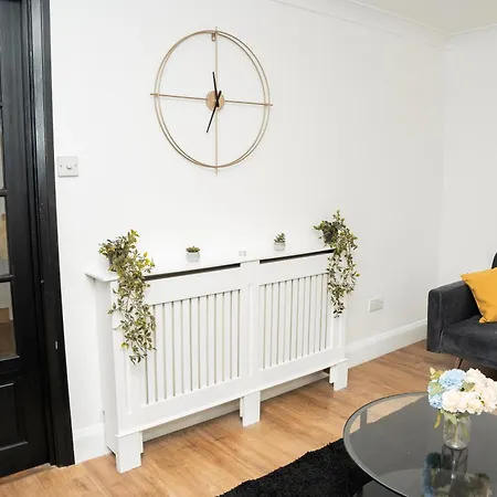 Tatil Evi Stylish 3 Bed House With Free Parking