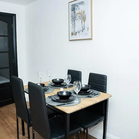 Holiday home Stylish 3 Bed House With Free Parking *