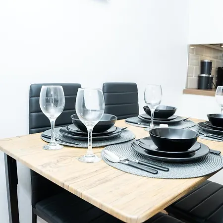 Stylish 3 Bed House With Free Parking Holiday home *