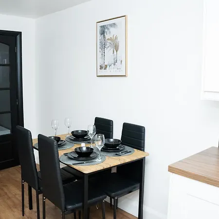 Stylish 3 Bed House With Free Parking *