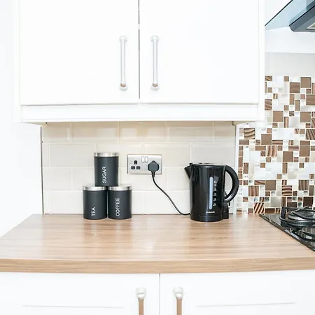 Stylish 3 Bed House With Free Parking