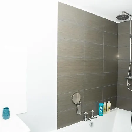 Stylish 3 Bed House With Free Parking 利兹