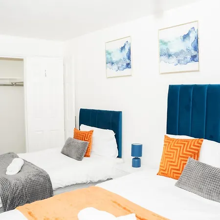 Stylish 3 Bed House With Free Parking Tatil Evi *