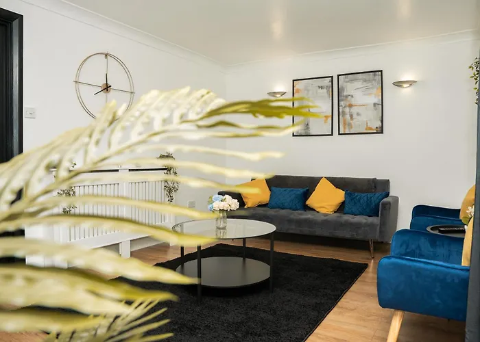 Stylish 3 Bed House With Free Parking Ferienhaus