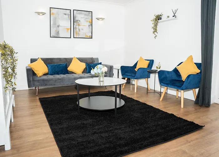 Stylish 3 Bed House With Free Parking *