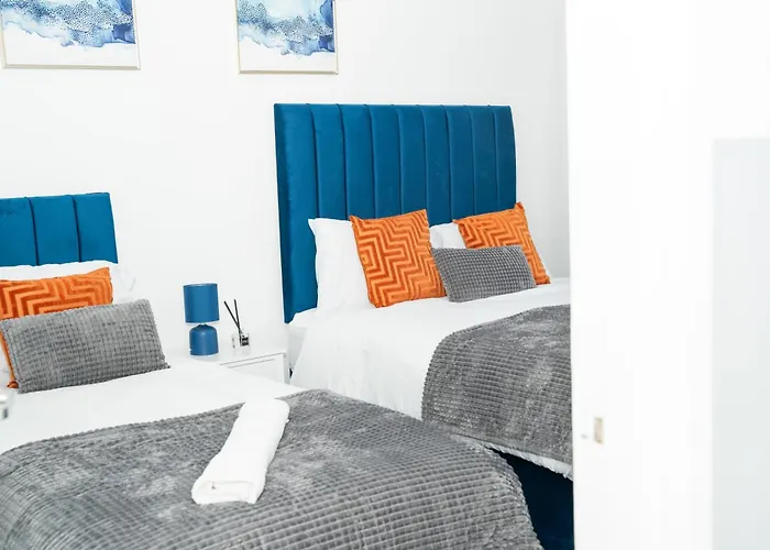 Stylish 3 Bed House With Free Parking 리즈