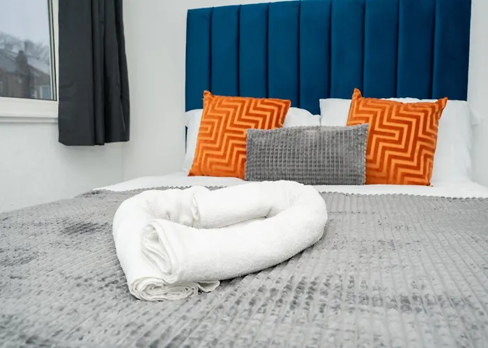 Stylish 3 Bed House With Free Parking *