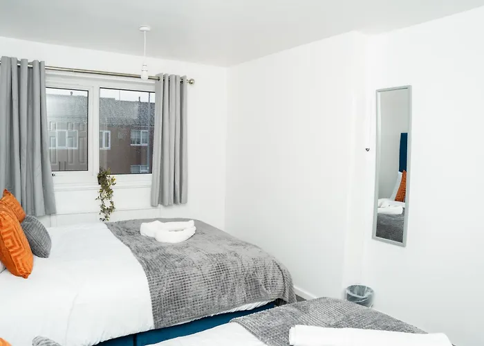 Stylish 3 Bed House With Free Parking *