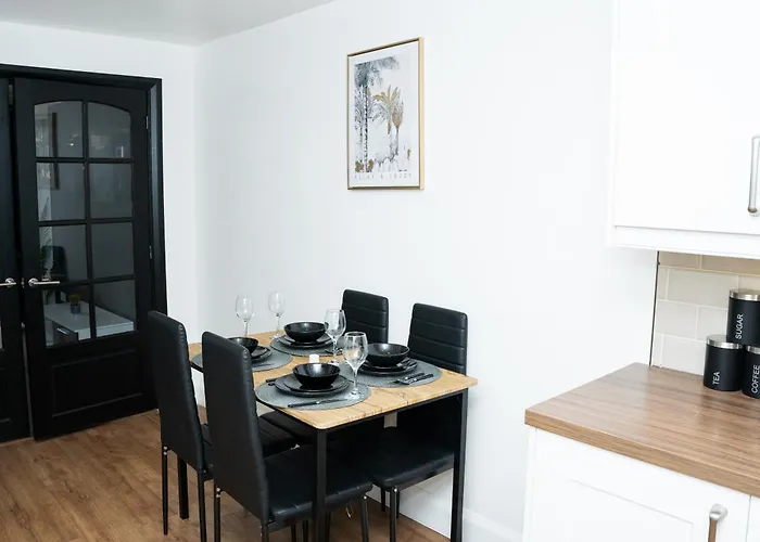 Stylish 3 Bed House With Free Parking *