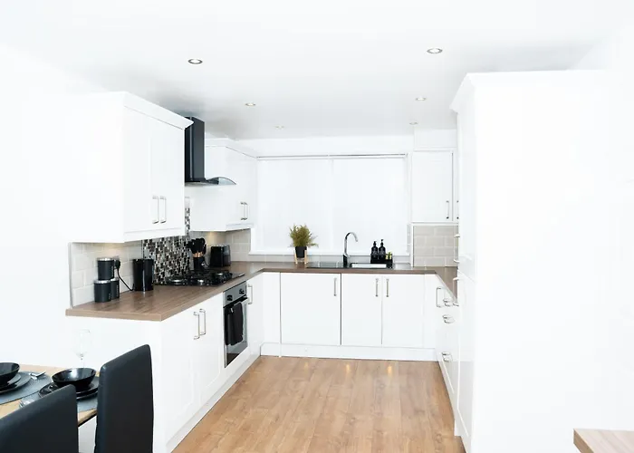 Ferienhaus Stylish 3 Bed House With Free Parking