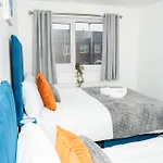 בית נופש Stylish 3 Bed House With Free Parking *