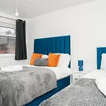 Stylish 3 Bed House With Free Parking * לידס
