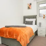 Stylish 3 Bed House With Free Parking