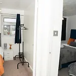 Stylish 3 Bed House With Free Parking לידס