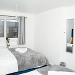 Stylish 3 Bed House With Free Parking *