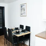 Stylish 3 Bed House With Free Parking *