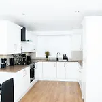 בית נופש Stylish 3 Bed House With Free Parking