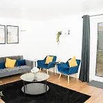 Stylish 3 Bed House With Free Parking * לידס