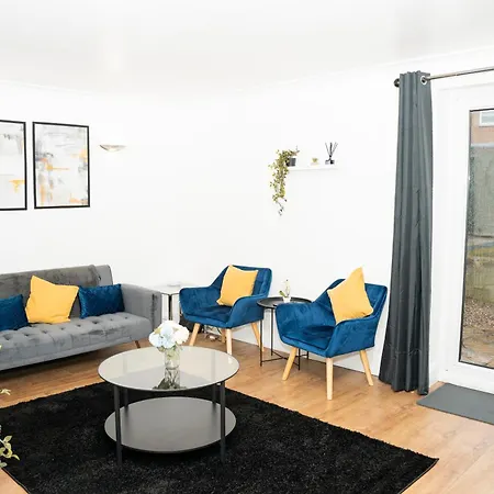 Stylish 3 Bed House With Free Parking * Лидс