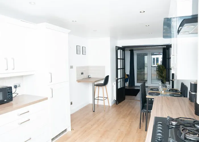 Holiday home Stylish 3 Bed House With Free Parking *