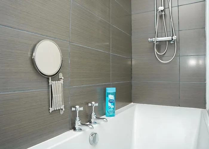 Stylish 3 Bed House With Free Parking Holiday home Leeds (West Yorkshire)