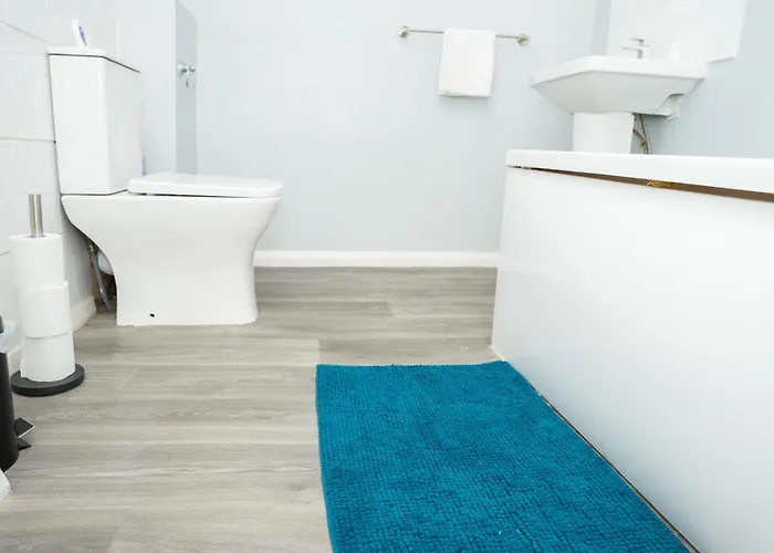 Stylish 3 Bed House With Free Parking Holiday home