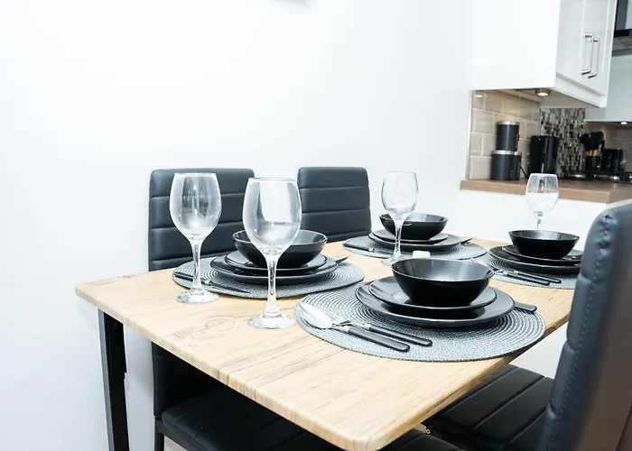 Stylish 3 Bed House With Free Parking Holiday home *