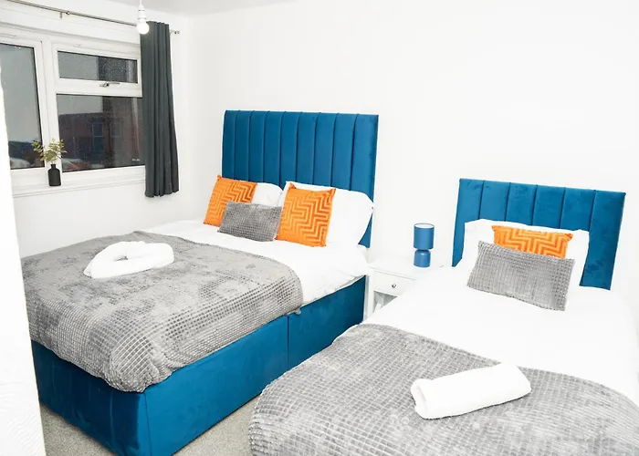 Holiday home Stylish 3 Bed House With Free Parking *