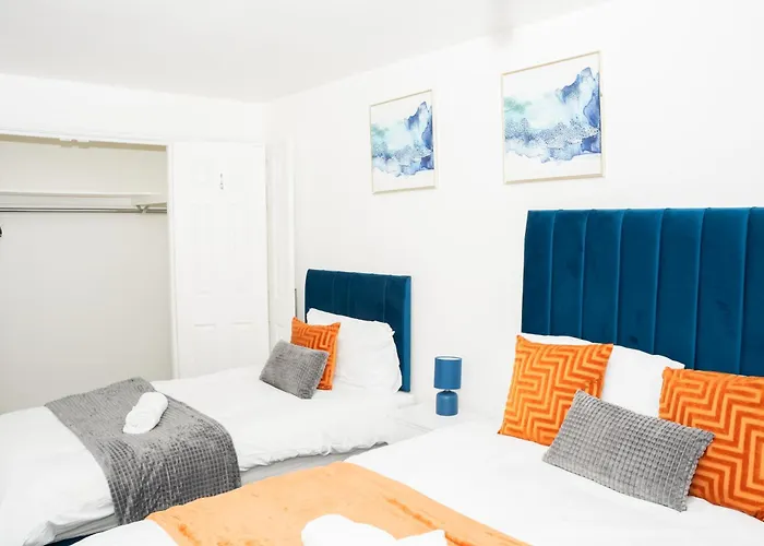 Stylish 3 Bed House With Free Parking Holiday home *